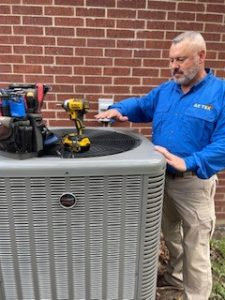An AC TEX technitian repairing an air conditioner in Texas